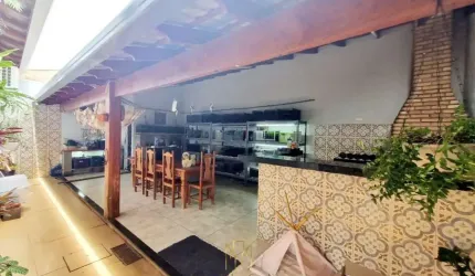 Casa para venda em Uberlândia-MG: 3 quartos, suíte, sala, 2 banheiros, 2 vagas, 220m² no Alto Umuarama!