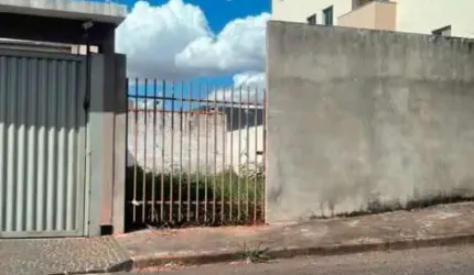 Terreno à venda no Santa Mônica, Uberlândia  por R$ 370.000