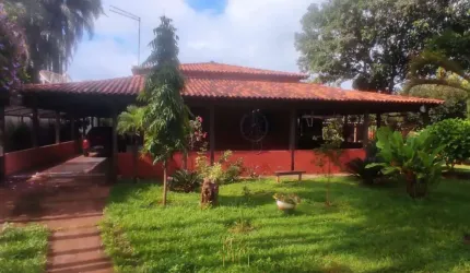 Chácara de alto padrão em condomínio no Jockey Camping, Uberlândia-MG: 3 quartos, 1 suíte, 1 sala, 2 banheiros!