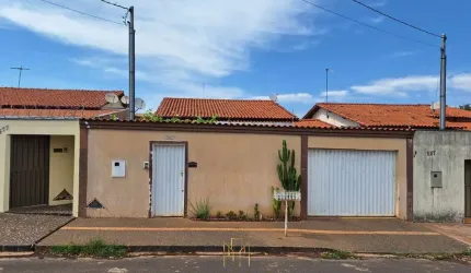Casa com 3 quartos à venda em Laranjeiras, Uberlândia , 210 m2 por R$ 453.000