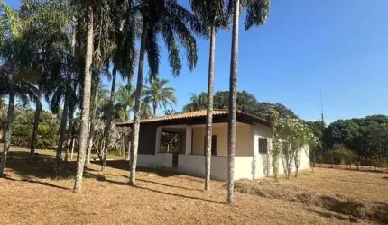 Chácara de Luxo em Uberlândia-MG: 4 Quartos, 180m², Venda ou Locação no Bairro Chácaras Eldorado