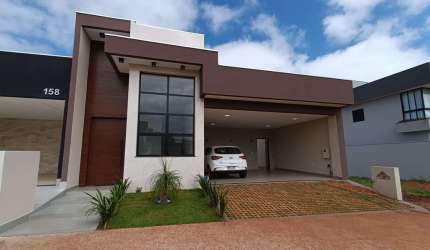 Condomínio Raros: Espaçosa casa  de 3 quartos no bairro Grand Ville, Uberlândia-MG, com 180m² e 3 vagas de garagem.
