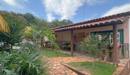 Imperdível: Casa à venda em Uberlândia-MG, bairro Cidade Jardim - 2 quartos, 1 suíte, 1 sala, 2 banheiros, 200m².