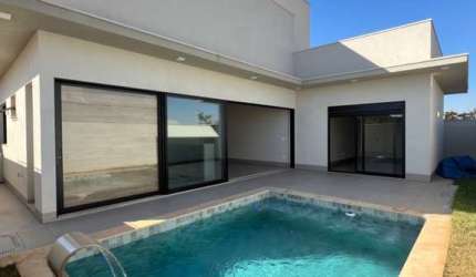 Condomínio Arts: Casa de Luxo de 3 Quartos em Laranjeiras, Uberlândia-MG - 240m², 3 Suítes, 2 Salas, 4 Vagas de Garagem