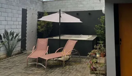 Casa à venda em Uberlândia-MG: 3 quartos, 1 suíte, 3 banheiros, 3 vagas na garagem, 167 m² no Jardim Inconfidência.
