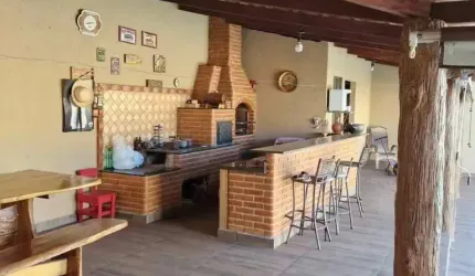 Casa à venda em Uberlândia-MG, Jardim Patrícia: 3 quartos, 1 suíte, 1 sala, 2 banheiros, 2 vagas de garagem, 180m² de área.