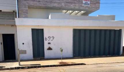 Casa para venda em Uberlândia-MG, Alto Umuarama, 3 quartos, 3 suítes, 2 salas, 4 banheiros, 3 vagas, 172 m². Confira!