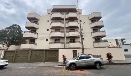 Cobertura de luxo com 4 quartos e 2 suítes no bairro Brasil, Uberlândia-MG: 296m², 3 salas, 4 banheiros e 4 vagas de garagem.
