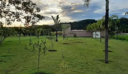 Chácara à venda em Uberlândia-MG, bairro Tubalina: 4 quartos, 1 suíte, 1 sala. Aproveite essa oportunidade!