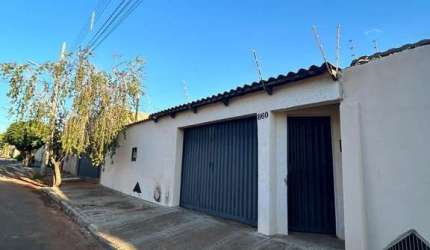 Imperdível casa à venda em Uberlândia-MG, bairro Nossa Senhora das Graças! 2 quartos, 1 sala, 1 banheiro, 2 vagas de garagem, 110m²!