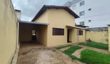 Imperdível! Casa à venda em Uberlândia-MG, bairro Santa Mônica, 3 quartos e 1 suíte.