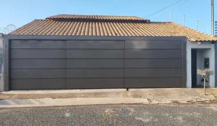 Casa à venda em Uberlândia-MG, bairro Granada: 3 quartos, 1 sala, 1 banheiro, 5 vagas de garagem.