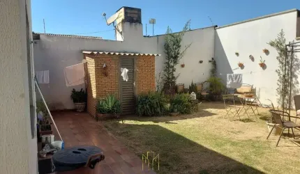 Imperdível! Casa à venda em Uberlândia-MG, bairro São Jorge: 3 quartos, 1 suíte, 1 sala, 1 banheiro, 2 vagas de garagem, 111,00 m².