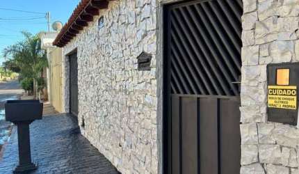 Linda casa à venda em Uberlândia-MG, Morumbi: 4 quartos, 1 suíte, 1 sala, 6 vagas de garagem, 230m²!