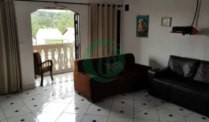 Sobrado distribuído por 03 dormitórios