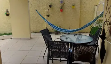 Casa com Piscina no Pq Dez à Venda