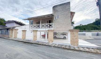 Casa 3 Dormitórios 6 Vagas em Final de Rua na Velha!