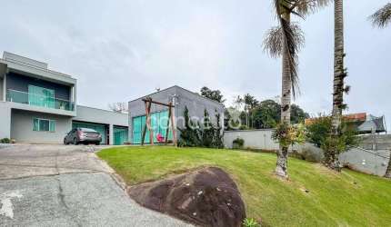 Casa Semimobiliada com 3 Dormitórios na Ponta Aguda!