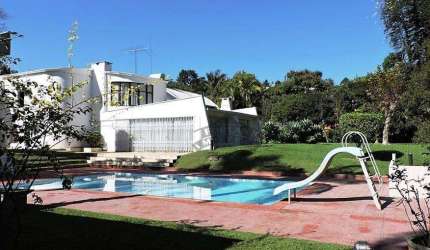 Casa com linhas Moderna, Ventilada e Sofisticada no Jardim Colonial - Granja Viana