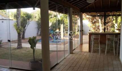 Casa para alugar com 5 quartos, piscina e 4 vagas de garagem no Condomínio Santa Helena.