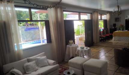 EXCENTE CASA COM PISCINA CAMINHO DAS ARVORES