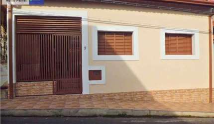 Casa para Venda em Cachoeira Paulista, Alto da Igreja, 2 dormitórios, 1 suíte, 2 banheiros, 5 vagas