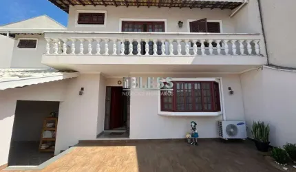 CASA DE RUA À VENDA NO BAIRRO VILA GALVÃO - JUNDIAÍ, PRÓXIMO AO MAXI SHOPPING! 3 DORMITÓRIOS, SENDO 1 SUÍTE, COZINHA PLANEJADA, SACADA E 2 VAGAS