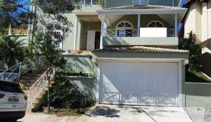 Casa de Condomínio em Atibaia com piscina