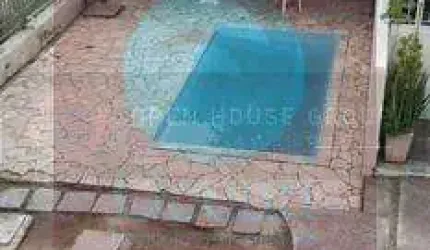 Ocean vende: casa com 2 pavimentos e suíte desintegrada localizada ao fundo do imóvel piscina