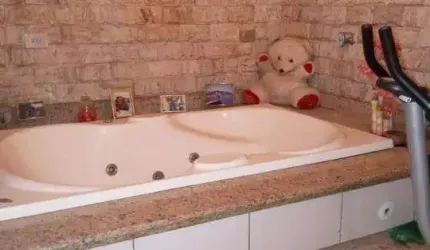 Ocean vende:  Itaipuaçu, casa 4suítes, hidromassagem, closet, piscina, só a vista, permuta ate 200k