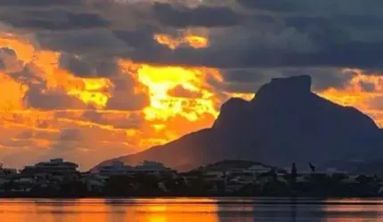 Ocean vende: Piratininga: casa duplex, 2 quartos, escritório,  terraço vista lagoa.