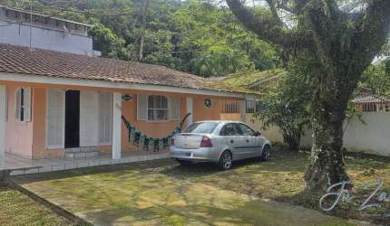 Casa de Esquina com Amplo Terreno Próximo ao Centro, Bom Retiro Matinhos