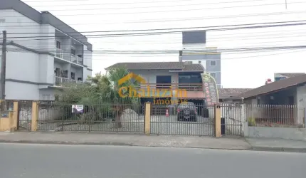 Sobrado com 226 metros quadrados de área útil à venda por R$ 650 mil no bairro Aventureiro, zona Norte de Joinville (SC)