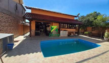 Casa à venda em Casimiro de Abreu-RJ, bairro Vila Campo Alegre - Barra de São João: 4 quartos, 3 suítes, 2 salas, 5 banheiros, 1 vaga, 132m².