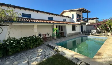 Casa com piscina e 03 quartos, no Centro de Barra de São João.