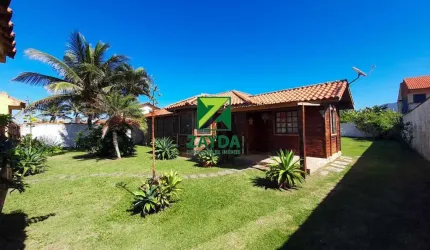 casa linear com vista para o mar, 03 quartos e amplo jardim gramado, no Bairro Peixe Dourado I em Barra de São João.