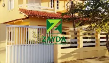 Casa à venda no Centro de Casimiro de Abreu-RJ: 4 quartos, 1 sala, 2 banheiros, 1 vaga de garagem, 10,00 m² área.