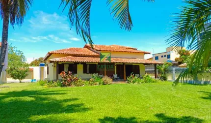 Casa à venda no Centro de Casimiro de Abreu-RJ: 3 quartos, 1 suíte, 2 salas, 3 banheiros, 2 vagas, 215m². Venha conferir!