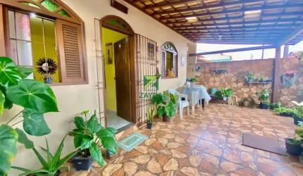 Casa térrea com 02 quartos, na quadra da praia em Aquarius - Cabo Frio.