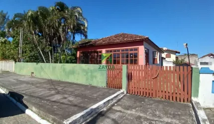 Casa à venda em Casimiro de Abreu-RJ, Centro - Barra de São João - 2 quartos, 2 salas, 2 banheiros, 3 vagas de garagem - 113m²!