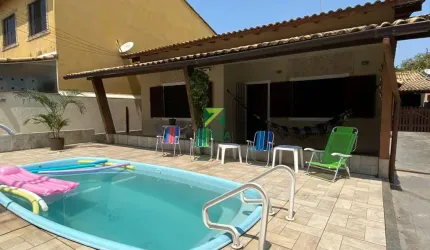 Imperdível! Casa à venda em Casimiro de Abreu-RJ, bairro Peixe Dourado I - Barra de São João. 3 quartos, 1 suíte, 2 salas, 1 banheiro, 5 vagas de garagem, 180m² de área.