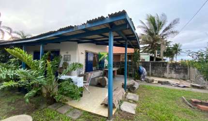 Casa á beira Mar de esquina á venda em Barra de São João, com 348m² de terreno