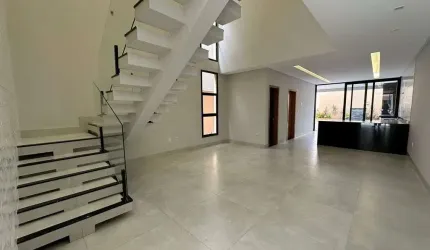 Sobrado com três suítes e piscina no Jardim Atlântico