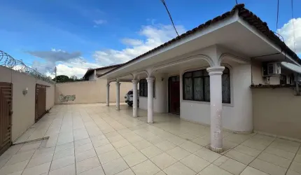 Casa para venda com 3 quartos sendo 1 suíte de 328,14 m², na T-39 - Setor Bueno