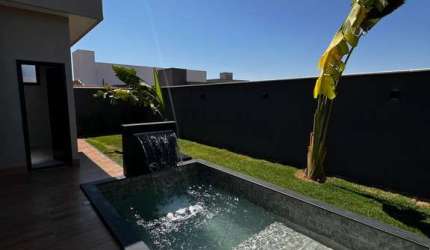 Casa Térrea com 3 suítes em condomínio de 156,21m².