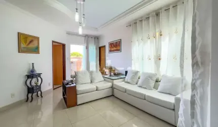Sobrado à venda, 4 quartos sendo 1 suíte, de 260,00m² no Setor Gentil Meireles.