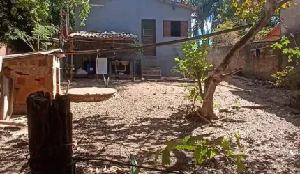 Chácara no Setor Novo Mundo de 3.348,00 m² com córrego passando ao fundo.