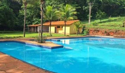 Chácara à venda em condomínio, com 4 quartos sendo 1 suíte, em Nerópolis - GO.