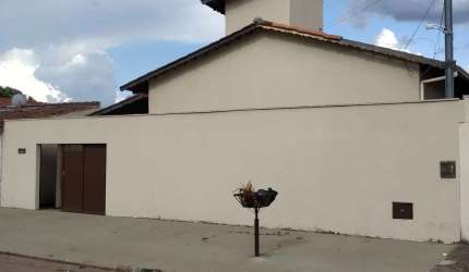 Casa de 4quartos, sendo 2 suítes