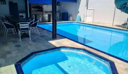 Casa a venda em Mongaguá com piscina por R$ 530.000,00
